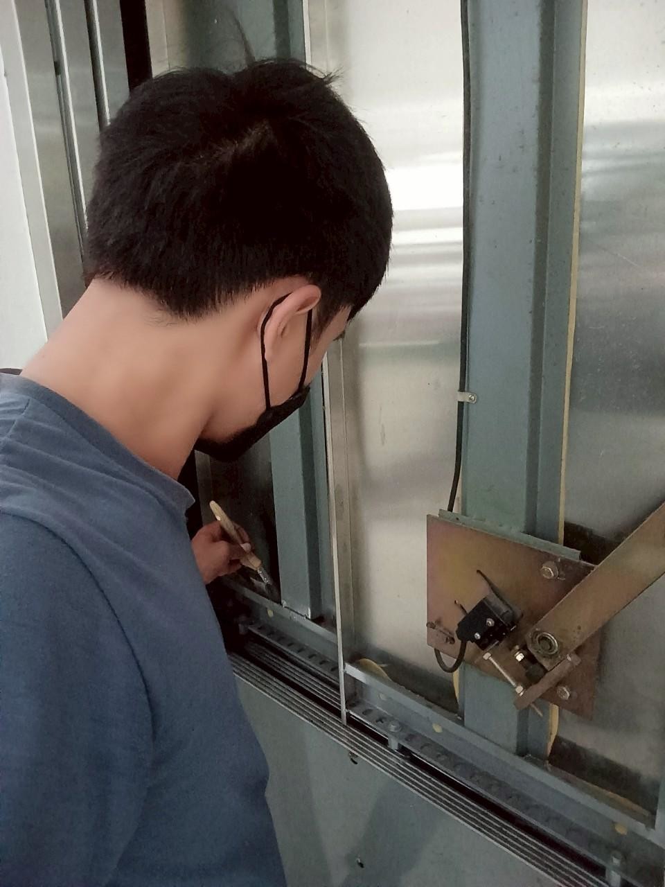 สำนักงานมหาวิทยาลัย มช. บำรุงรักษาลิฟต์ ตามแนวทาง นโยบายการจัดการสำนักงานสีเขียว (Green Office)